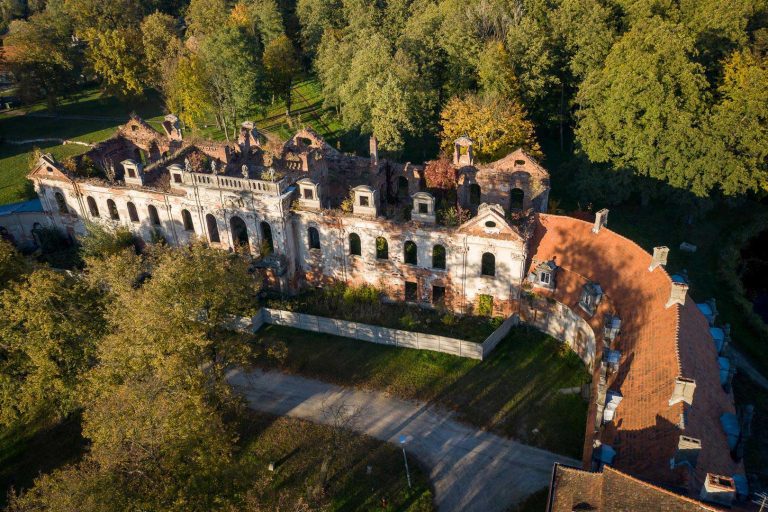 widok pałacu z lotu ptaka