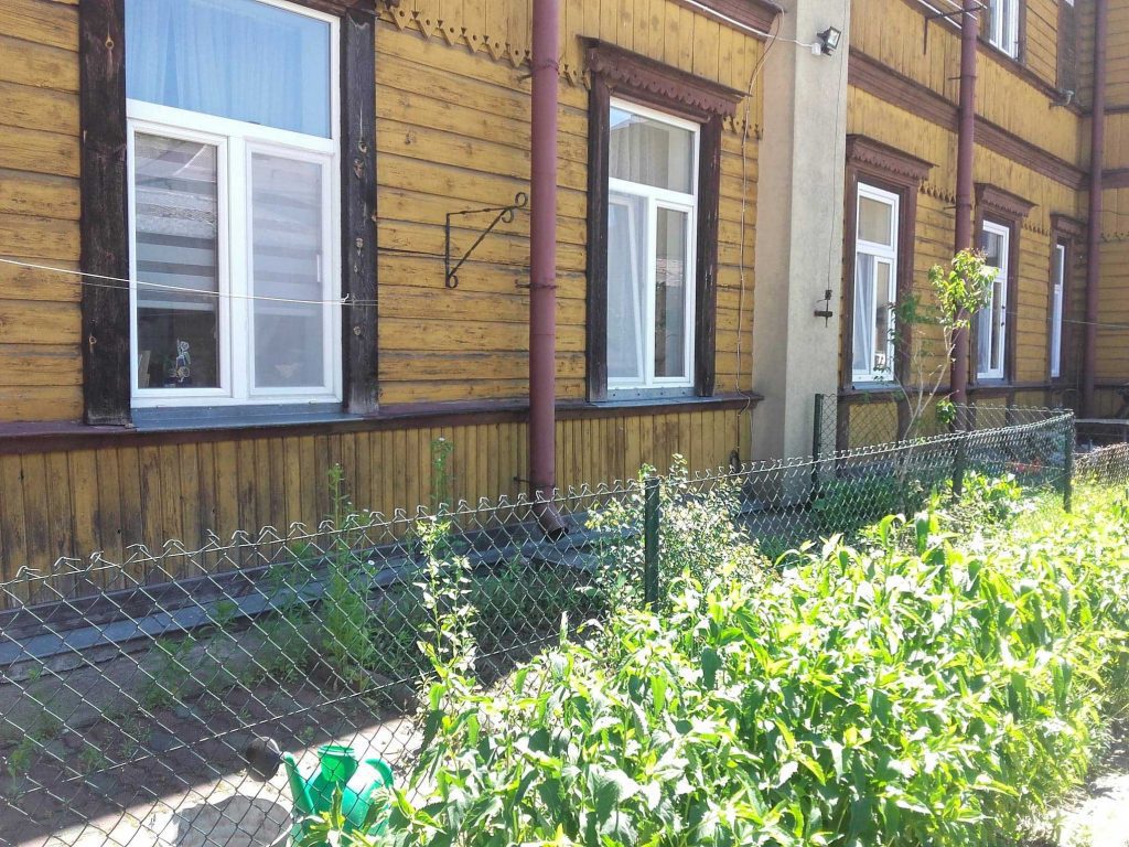 Budynek - drewniane koszary powojskowe.