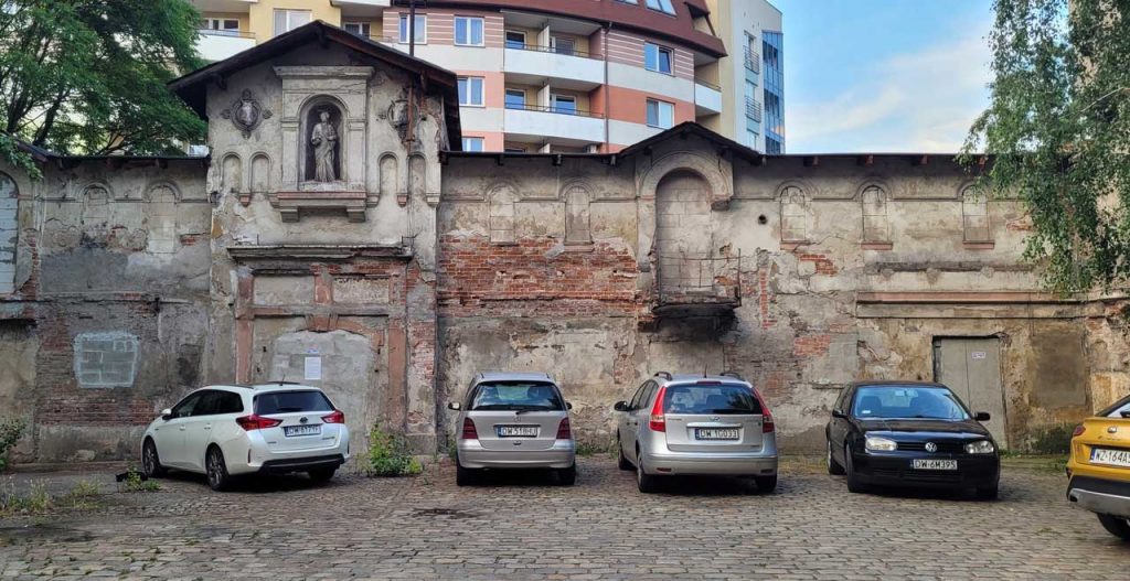 budynek z zewnątrz