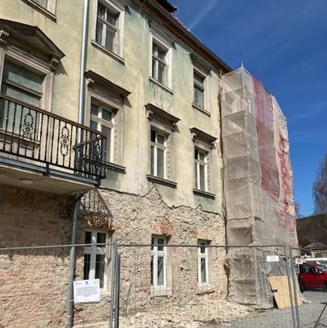 pałac w Kiełczynie z zewnątrz podczas rewaloryzacji elewacji.