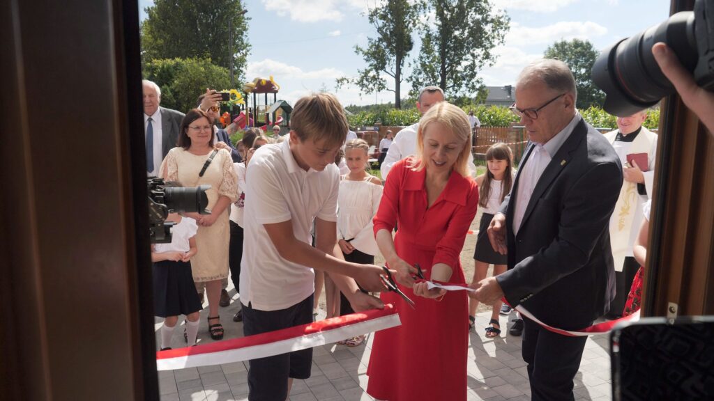 Przecięcie wstęgi przed wejściem do budynku.