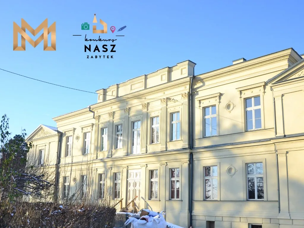 Pałac z Zbójnie w zimowej i słonecznej scenerii. w lewym górnym rogu sygnet Fundacji Most the Most. Na prawo od niego znajduje się logo Konkursu Nasz Zabytek