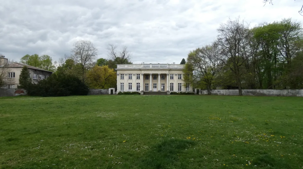 Pałac z dalszej perspektywy