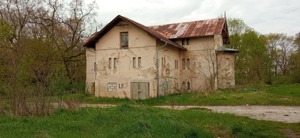 Budynek spichlerza w otoczeniu zielni