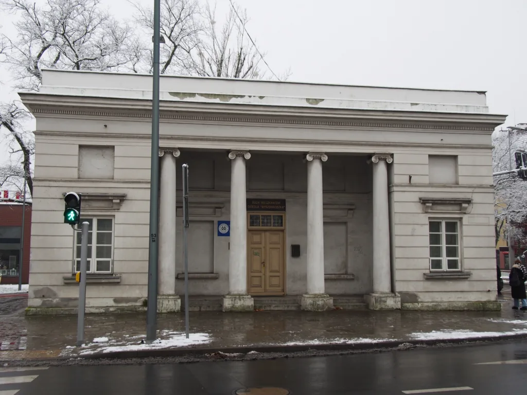 Widok budynku z zewnątrz.