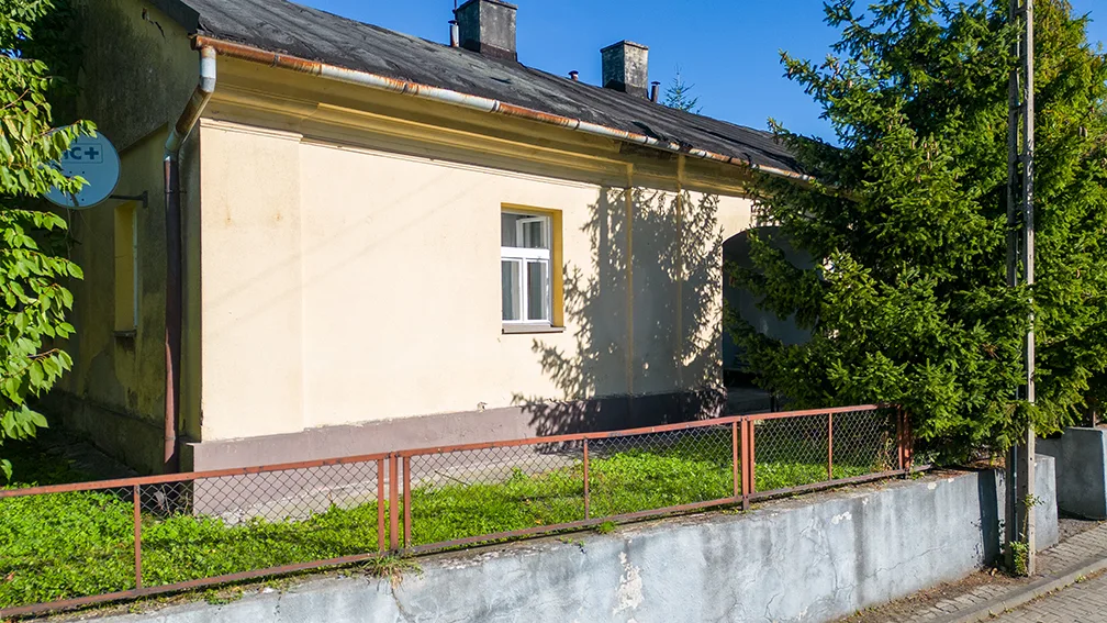 Zdjęcie: widok starego domu od boku.