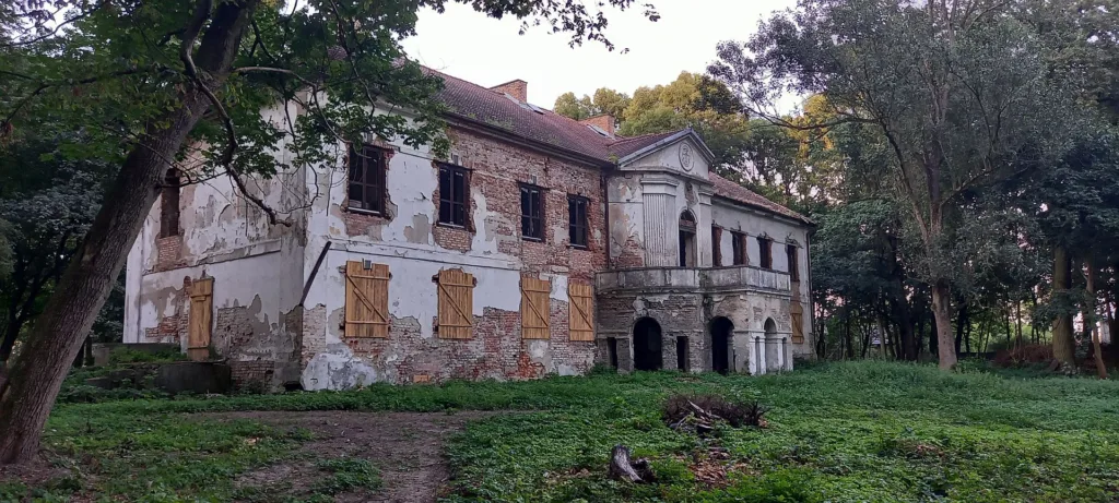 Widok budynku z zewnątrz.