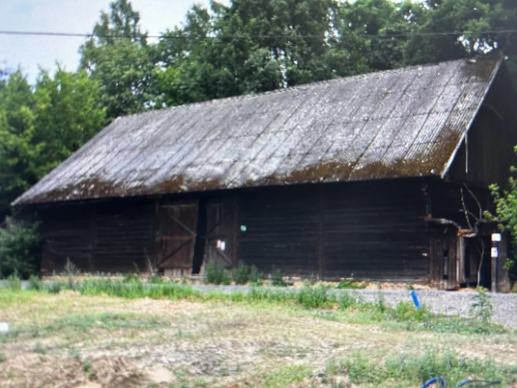 Widok budynku z zewnątrz, od frontu.