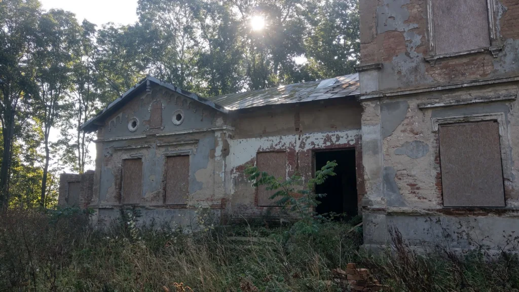 Widok budynku z zewnątrz.