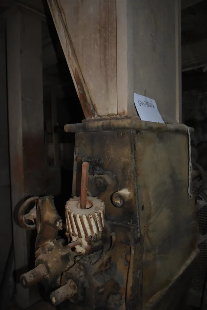 Wnętrze młyna, śruby i inne metalowe elementy.