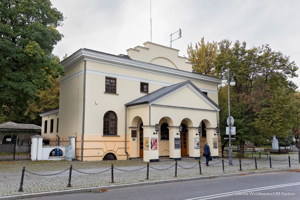 Widok budynku z zewnątrz.