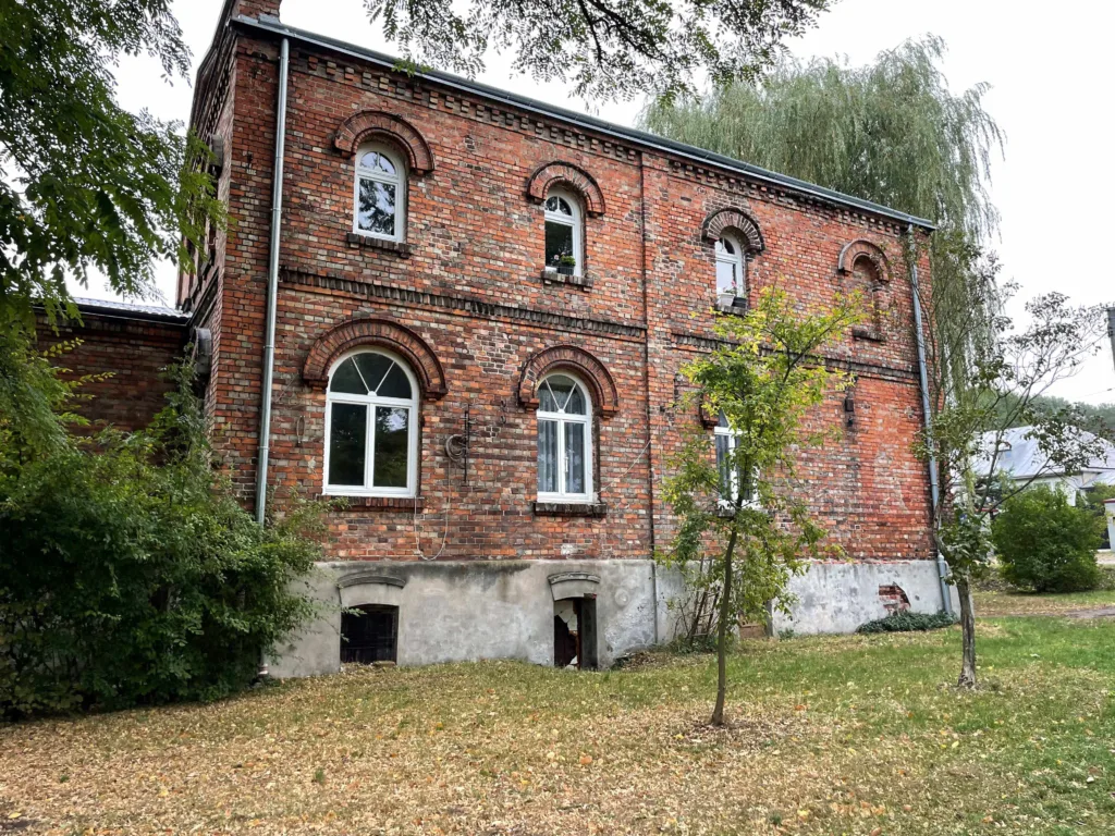 Widok budynku z zewnątrz.