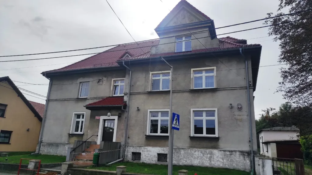 Widok budynku od frontu.
