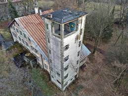 Widok budynku jesienią.