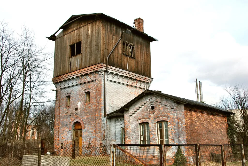 Widok budynku z zewnątrz.