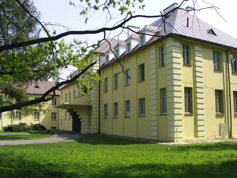 Pałac Potockich w otoczeniu zieleni