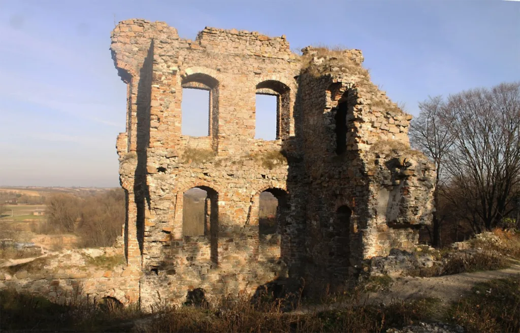 Fragment ruin zamkowych.