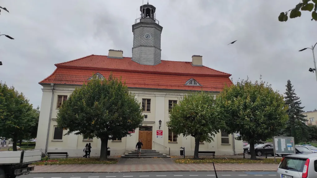 Widok budynku z zewnątrz od strony ulicy.