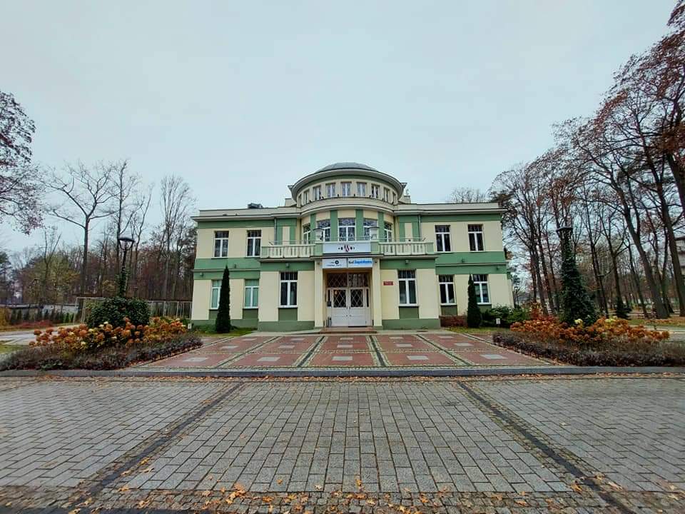 Widok budynku z zewnątrz od frontu.
