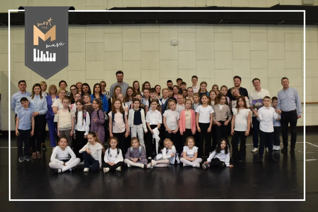 Zdjęcie grupowe w teatrze roma.