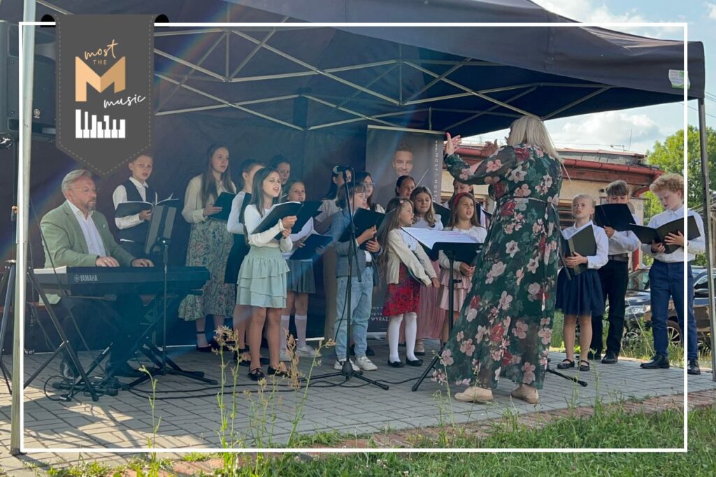 dzieci i młodzież w trakcie występu.