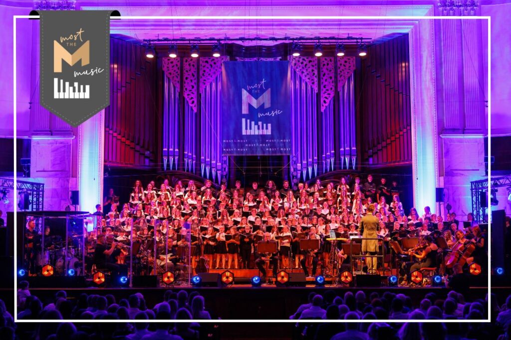 Występ chóru most the music pod batutą Adama Sztaby w filharmonii narodowej.